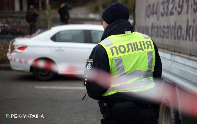 Масштабне викриття схем виїзду за кордон: поліція вручила понад 60 підозр.